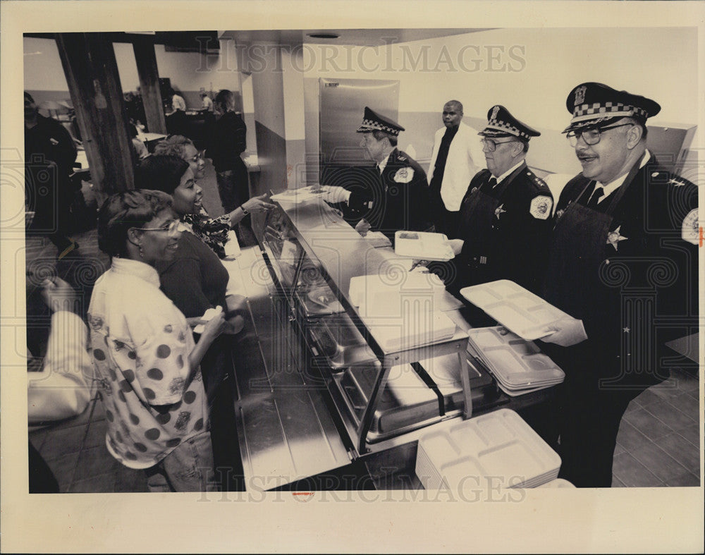 Press Photo St Jude Police League Hands Out Meals For Christmas Charity - Historic Images