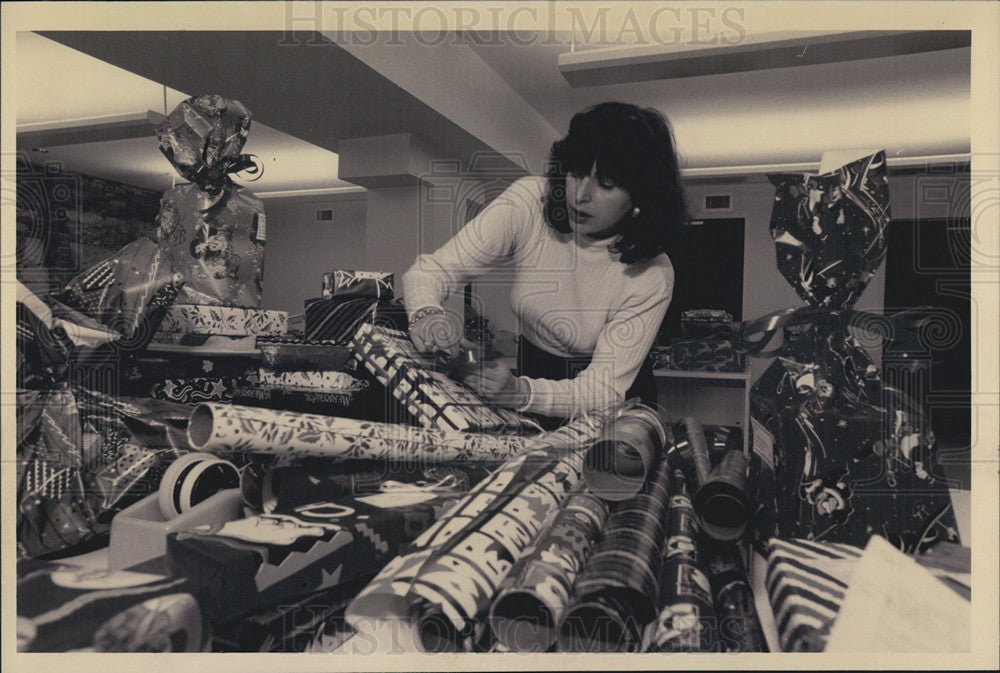 1993 Press Photo Randi Brill Wraps Christmas Gifts For Needy Children And Family - Historic Images