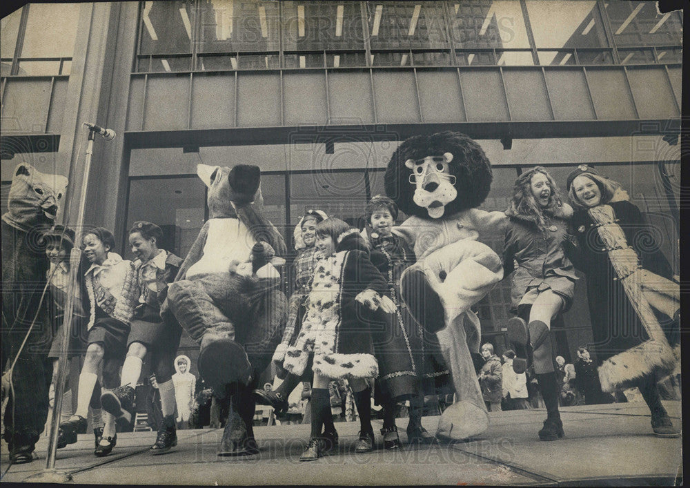 1975 Press Photo Animal Mascots With Girl Scouts Kick Off Cookie Sale - Historic Images