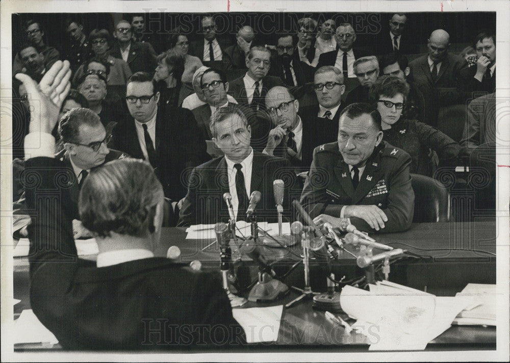 1949 Press Photo Col. Robert Bennet  being questioned army spokesman - Historic Images