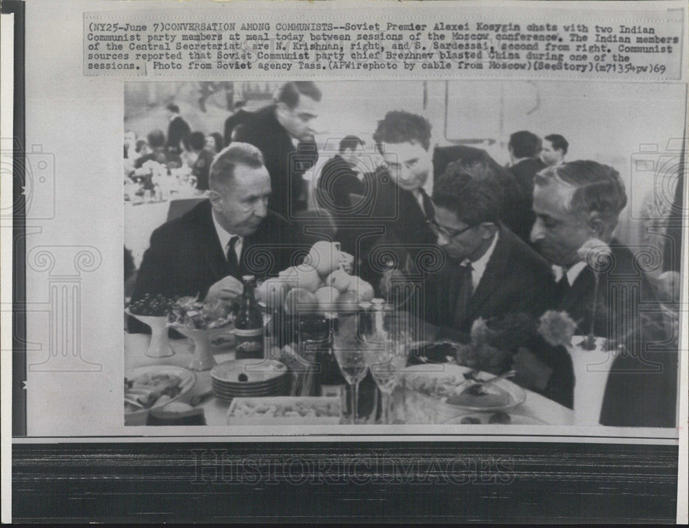 1969 Press Photo Soviet Premier Alexei Kosygin chats with two Indian Communists - Historic Images