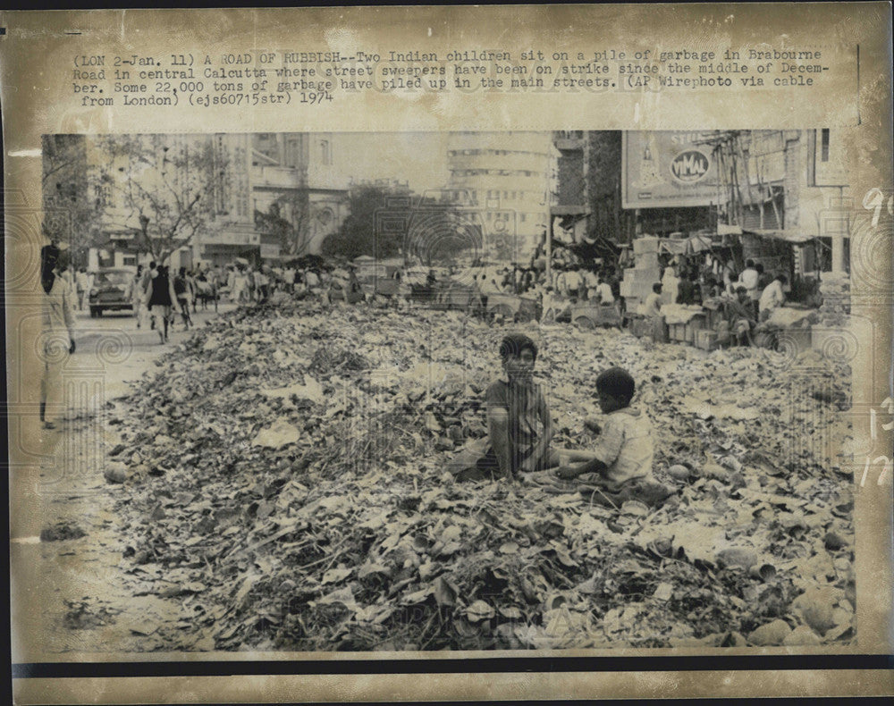 1974 Press Photo Streets Paved With Garbage In Calcutta, India - Historic Images