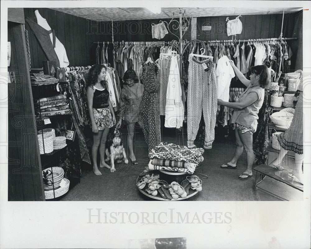 1980 Press Photo India Import And Jean Discount - Historic Images