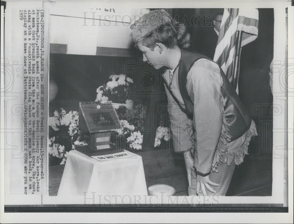 1970 Press Photo Boy Looking At Moon Dust From Apollo 11 Trip Pottstown - Historic Images