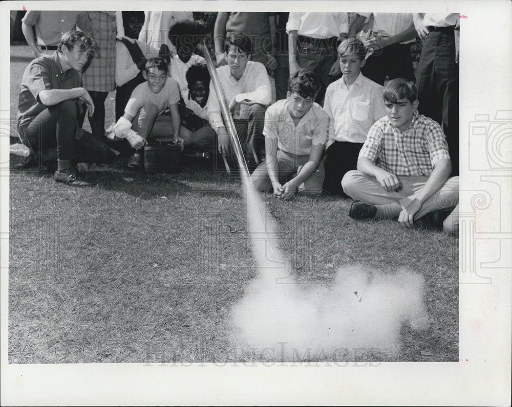 1969 Press Photo Bayshore Middle School students launch model rockets - Historic Images