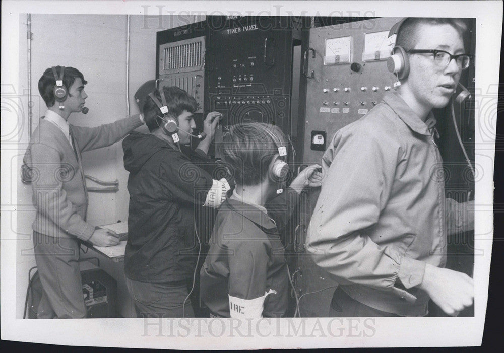 1970 Press Photo Group At Control Panel Science Center Engine - Historic Images