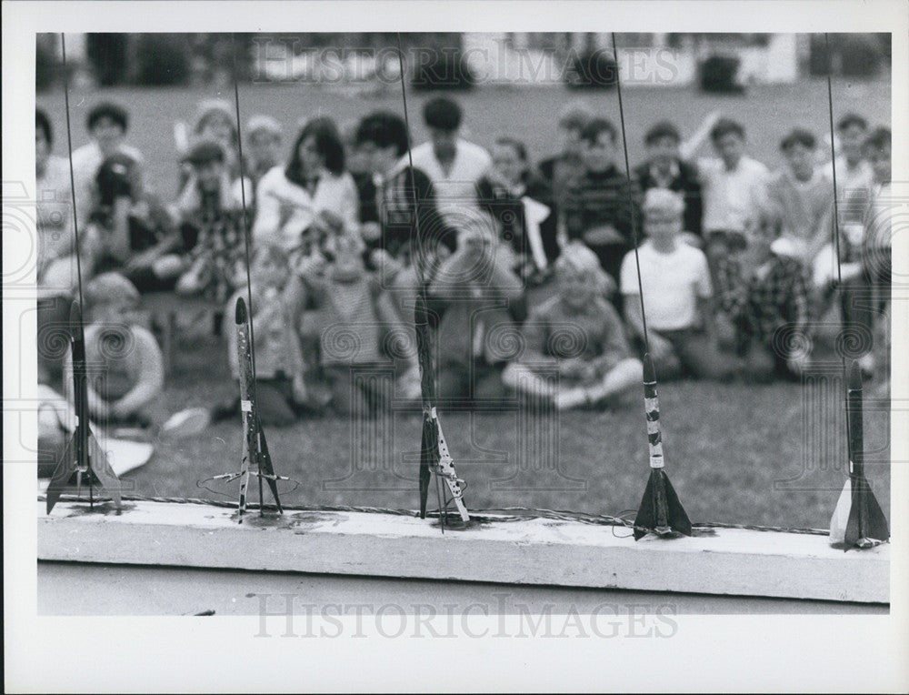 1970 Press Photo Students launch model rockets - Historic Images