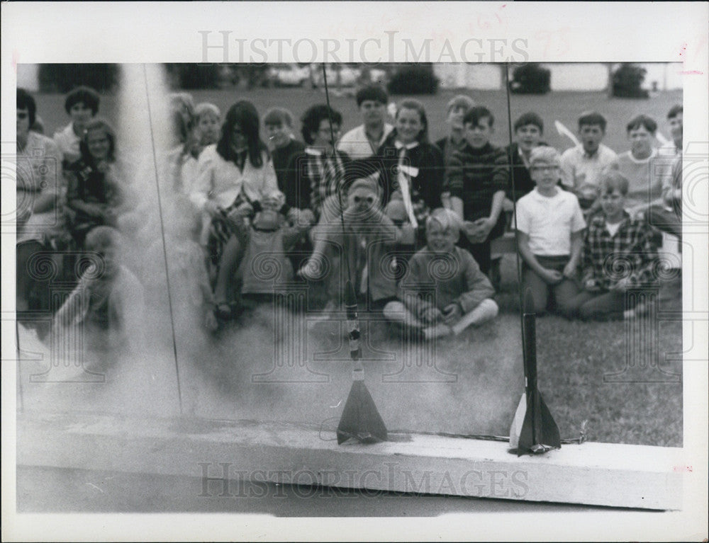 1970 Press Photo Keswick Christian School Students launch model rockets - Historic Images