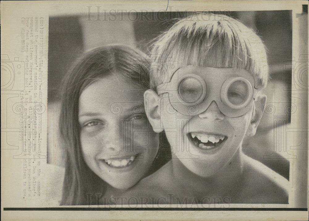 1973 Press Photo Illinois Dan Walker&#39;s Youngest Children Use Swimming Pool - Historic Images