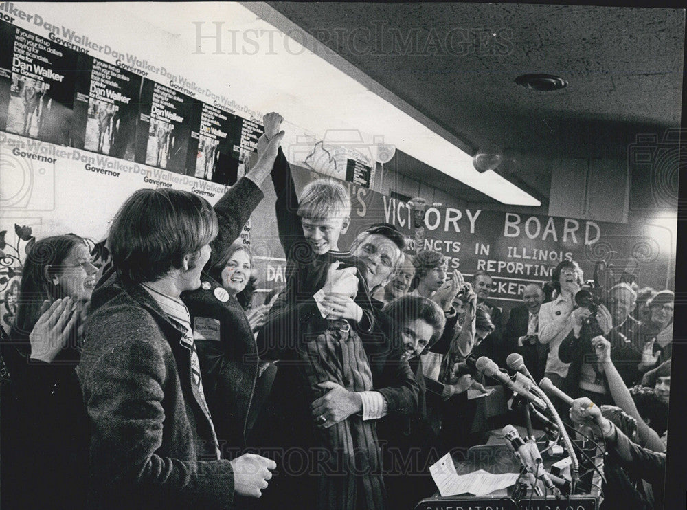 1972 Press Photo Illinois Gov Dan Walker Hoists His Son Declaring Victory - Historic Images