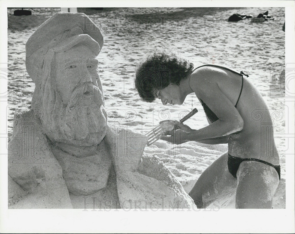 1983 Press Photo Sand Sculptor On Don CeSar Beach Resort - Historic Images