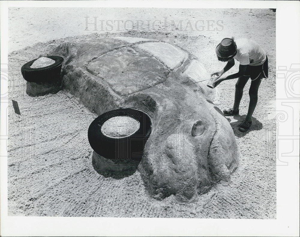 1981 Press Photo VW Beetle Sand Sculpture In St Petersburg Sand Contest - Historic Images