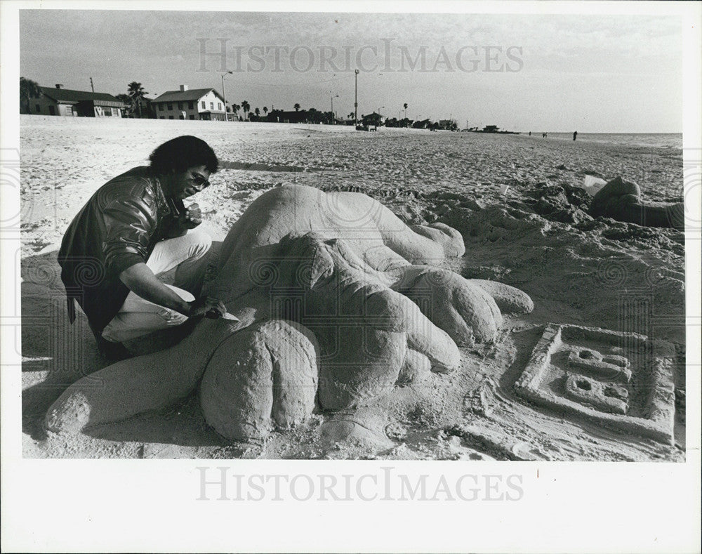 1985 Press Photo Hound Dog Sand Sculpture By Piere Rouzier At  Pass-a-Grille Bch - Historic Images