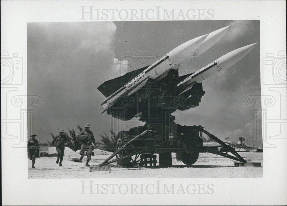 1962 Press Photo US Army Air Defense Command Missilemen Race To HAWK Missile - Historic Images