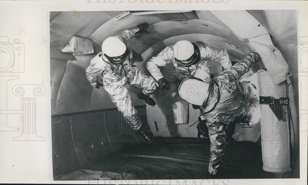 1969 Press Photo Two Astronauts Floating Free In Space Research Training - Historic Images