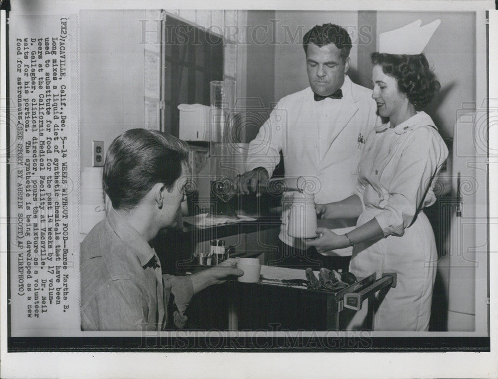 1970 Press Photo Nurse Martha Long Mixes A Liquid Diet Used To Substitute Food - Historic Images