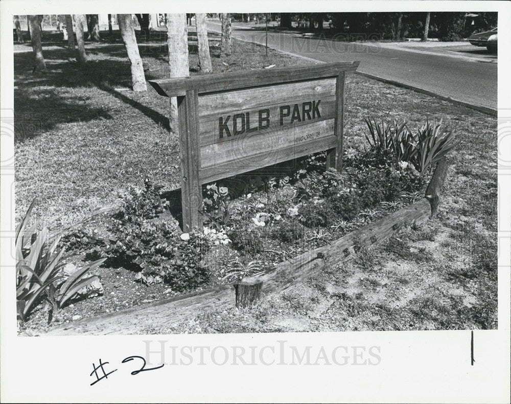 1979 Press Photo Indian Rocks Beach Residents Pitch In To Beautify Area - Historic Images