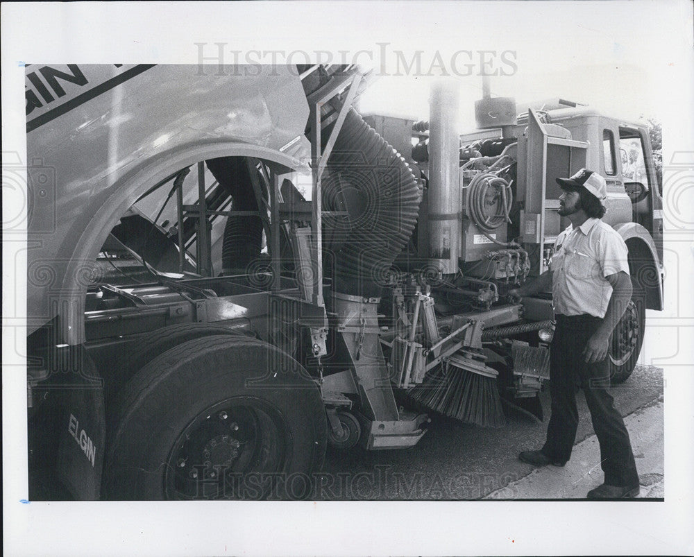 1981 Press Photo Indian Rocks Beach Street Sweeper - Historic Images