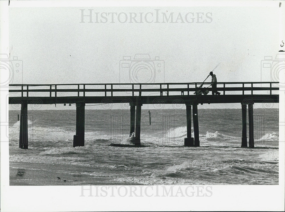 1980 Press Photo Fisherman Wheels Cart Along Big Indian Rocks Beach Pier - Historic Images