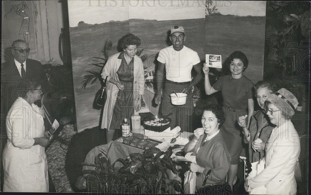 Press Photo Charles Barnes Distributes Hush Puppies At Rockefeller Center in NY - Historic Images