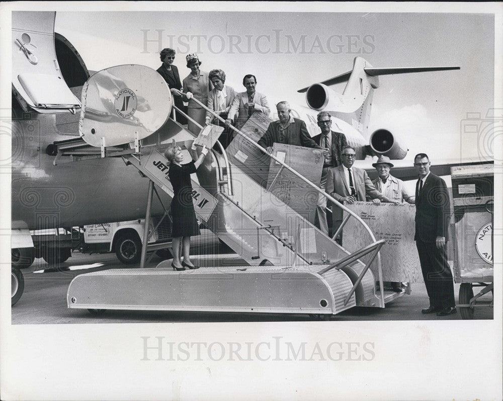 1965 Press Photo Artists Put Art On Plane Florida Showcase Rockefeller Center - Historic Images