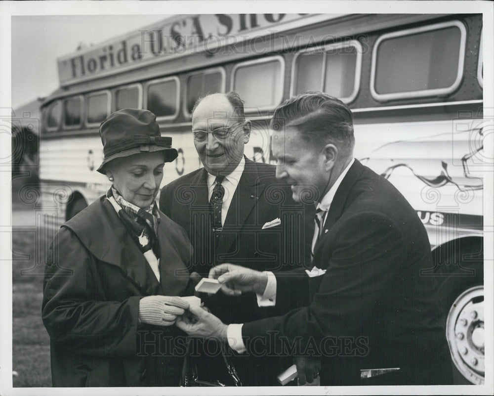 Press Photo Lemans France Visitors Greeted By Wendell Jarrard Chrmn-Dir Of FL - Historic Images