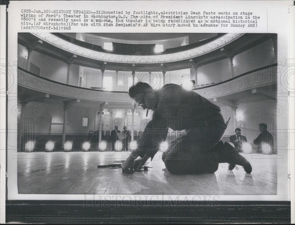 1968 Press Photo Dean Foote wiring Ford&#39;s Theatre - Historic Images