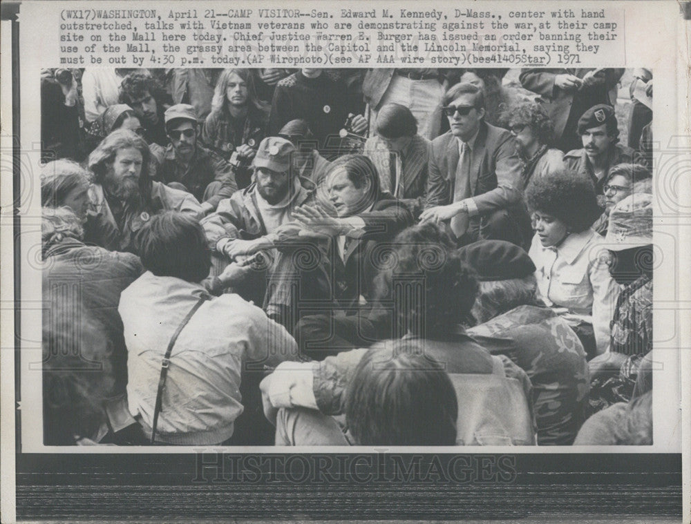 1971 Press Photo Sen Edward Kennedy Talks to Vietnam Vets Demonstration In DC - Historic Images