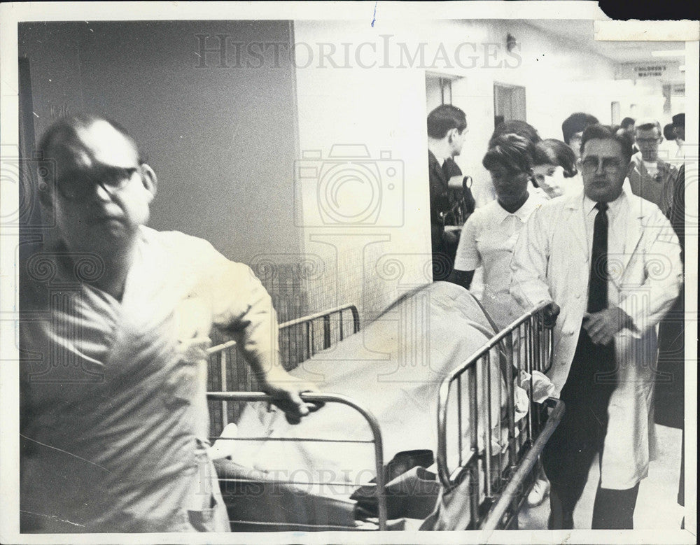 1966 Press Photo Michael Reese Hospital injured taken treatment - Historic Images