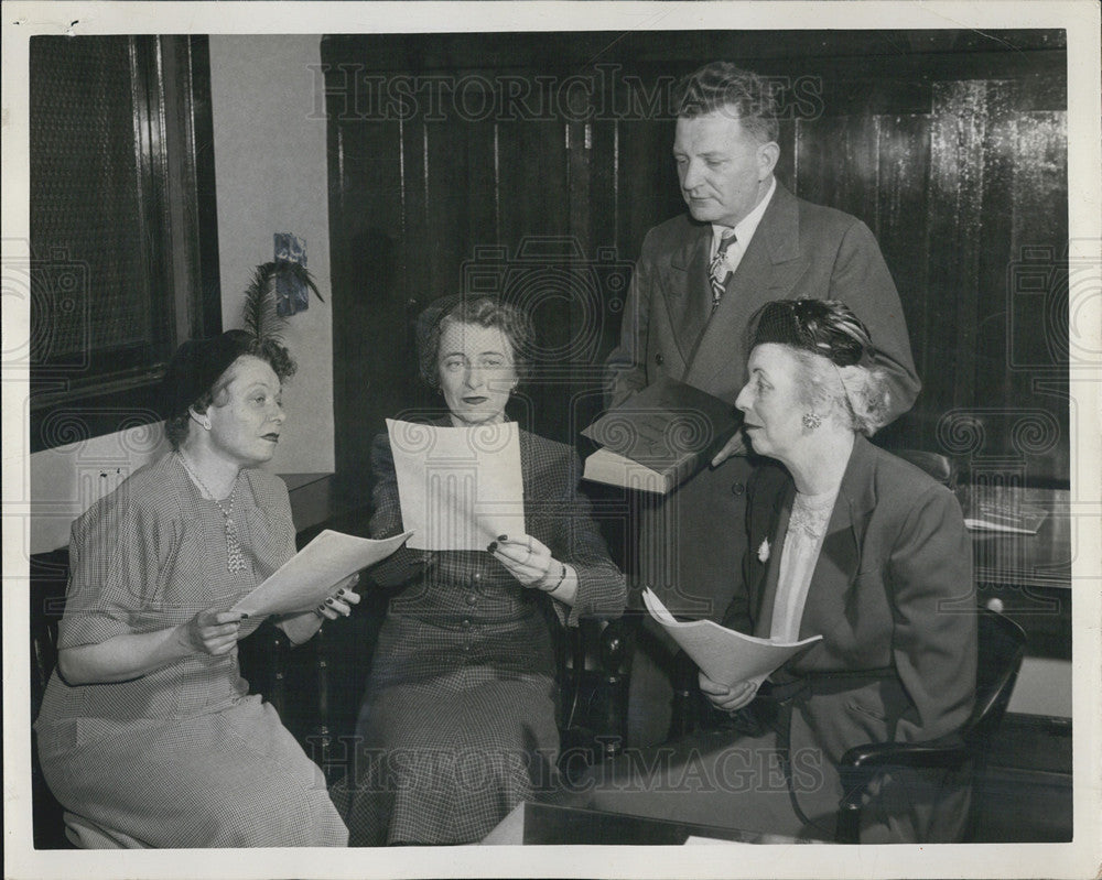 1950 Press Photo Spelling Masters Of Daily News Spelling Bee Check Words - Historic Images