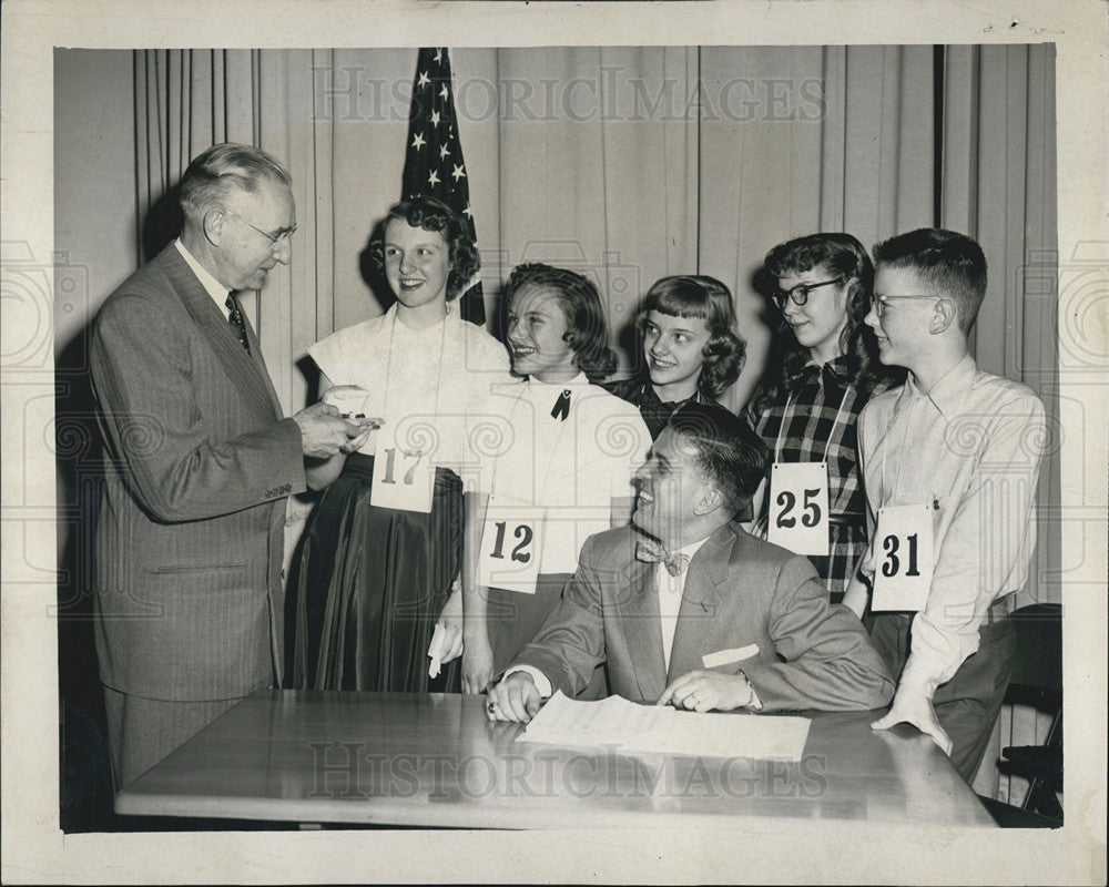 1953 Press Photo Judith Koelling A H Kramer Daily News Spelling Bee - Historic Images