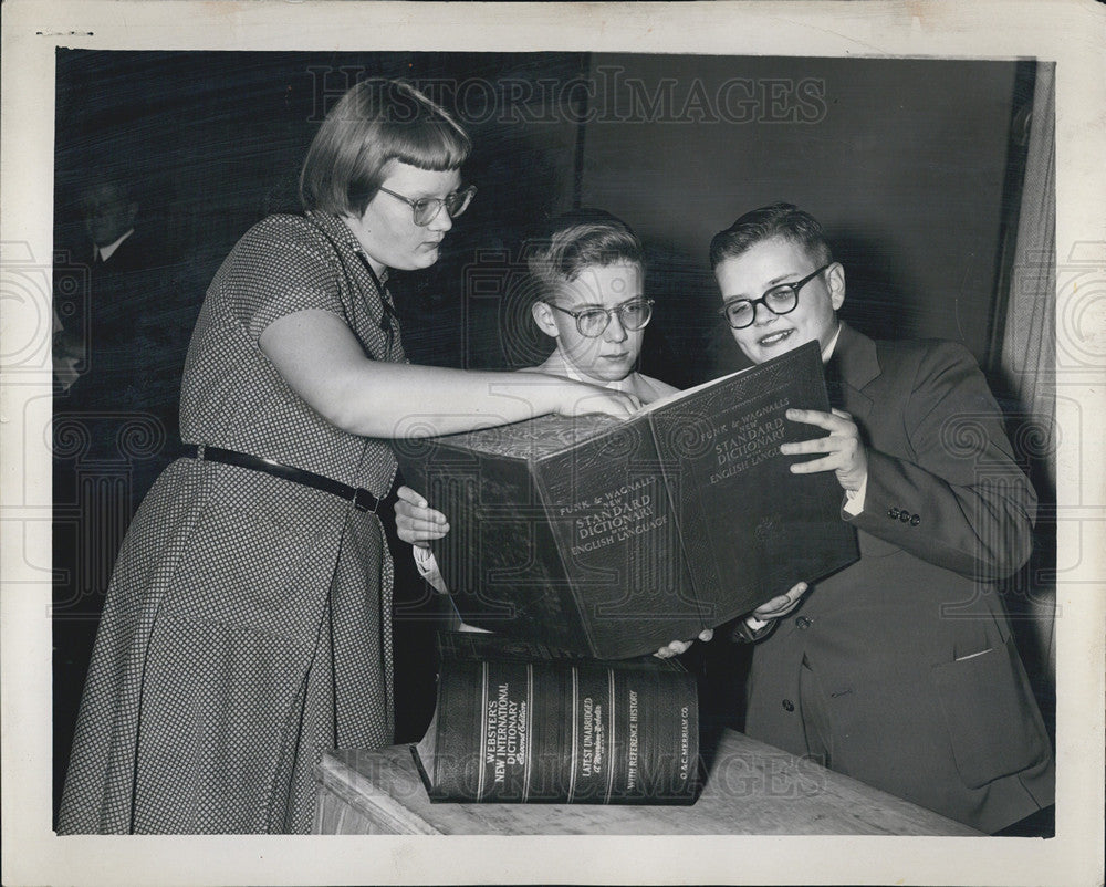 1954 Press Photo All Cty Champ Barbara Gabrielson Shows Words Runners Up Missed - Historic Images