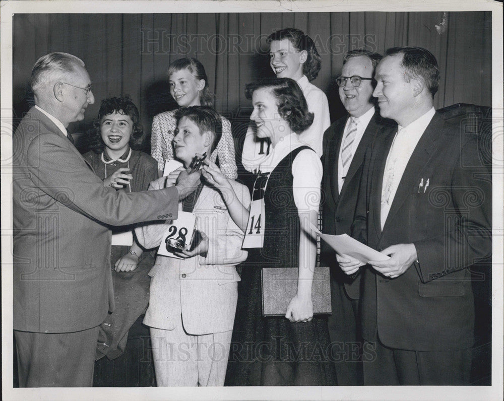 1957 Press Photo Lutheran Spelling Bee Champions Carole Merritt, Susan - Historic Images