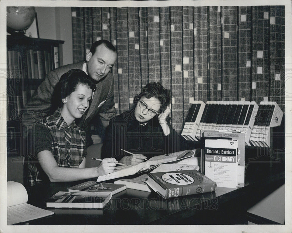 1960 Press Photo WM Nault Dir Of Research For World Book Encyclopedia Checks - Historic Images