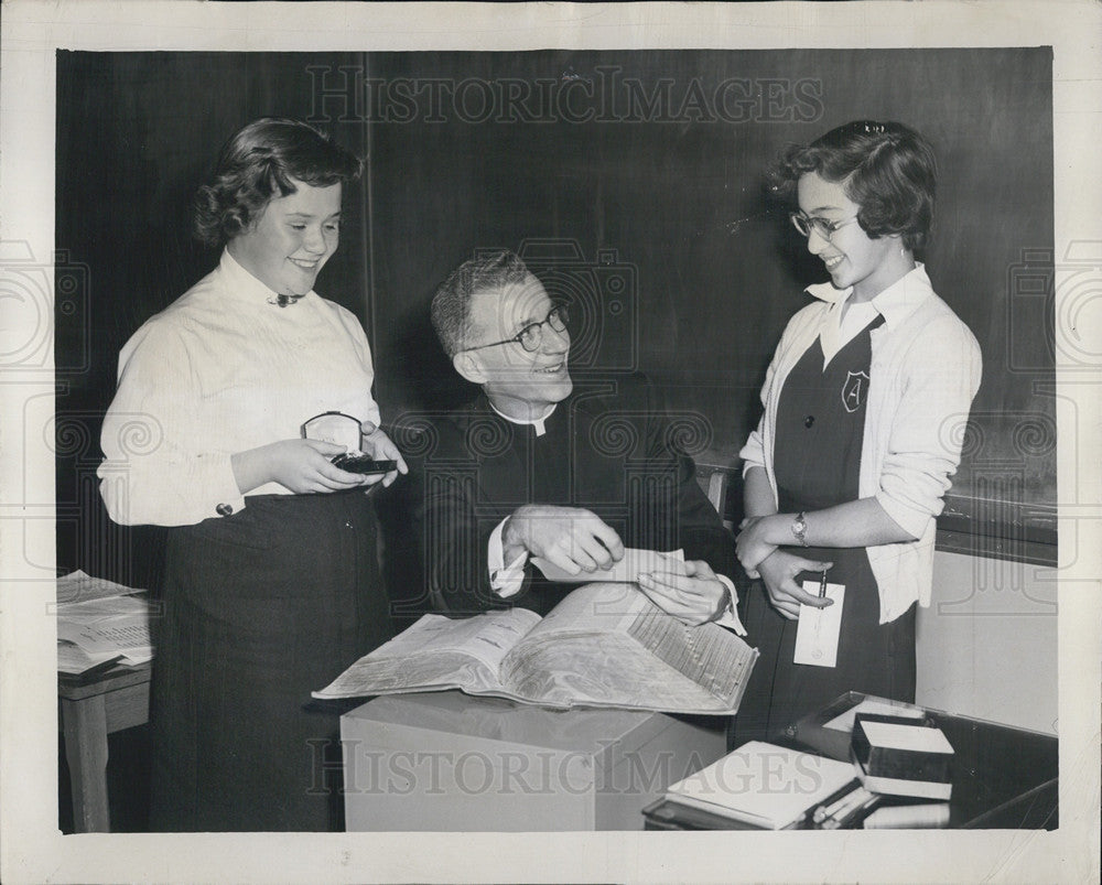 1955 Press Photo Rev Robert Brennan And Spelling Bee Winner Suzanne Ryba At St - Historic Images