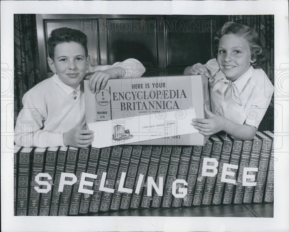 1956 Press Photo Daily News Spelling Bee Encylopedia Brittanica Is Top Prize - Historic Images