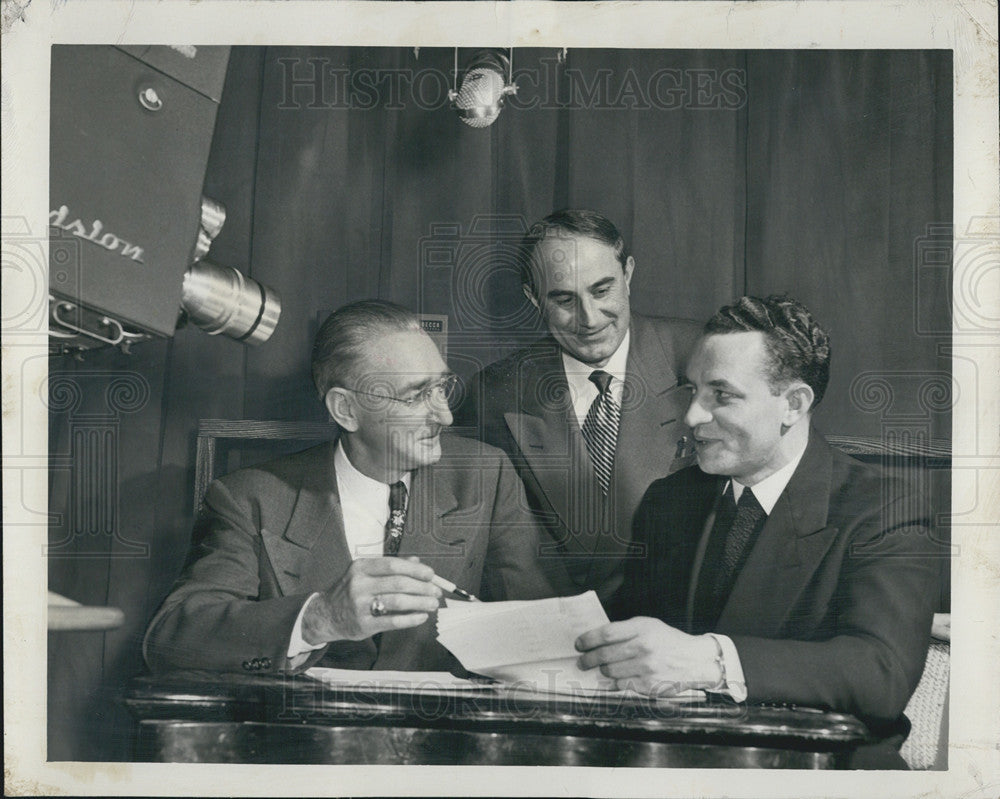 1951 Press Photo 3 Judges In Daily News Spelling Bee At Civic Center- Robert - Historic Images