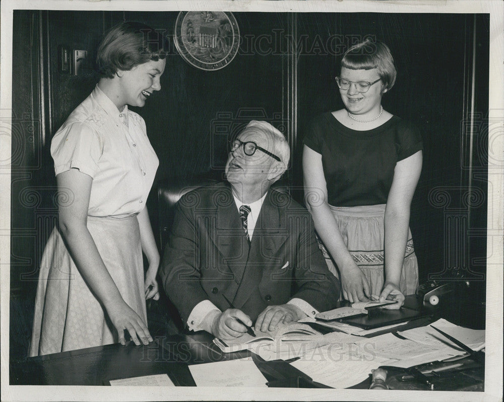 1954 Press Photo Mayor Kennelly, Bonnie Menze, and Barbara Gabrielson at - Historic Images