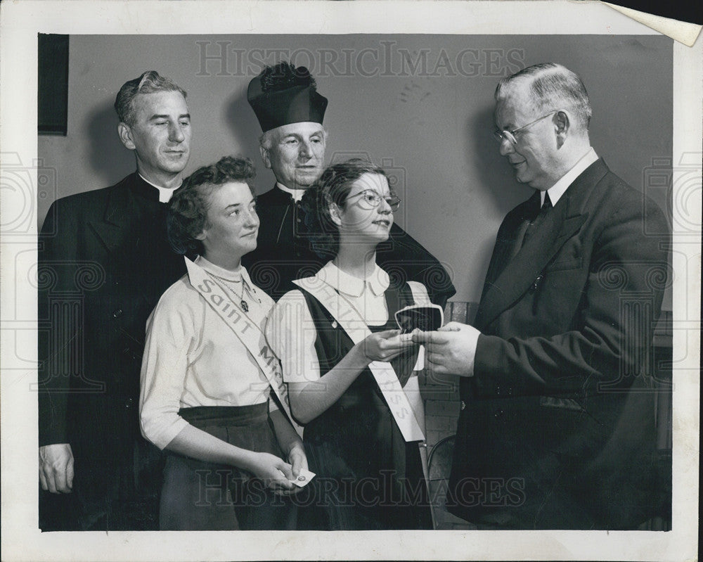 1950 Press Photo Chicago Daily News Spelling Bee St. Laurence Schoolgirls Award - Historic Images