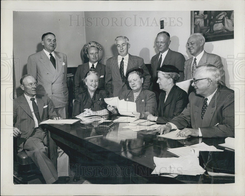 1962 Press Photo Officials Meet to Cite Rules for Seventh Daily News Spelling Be - Historic Images