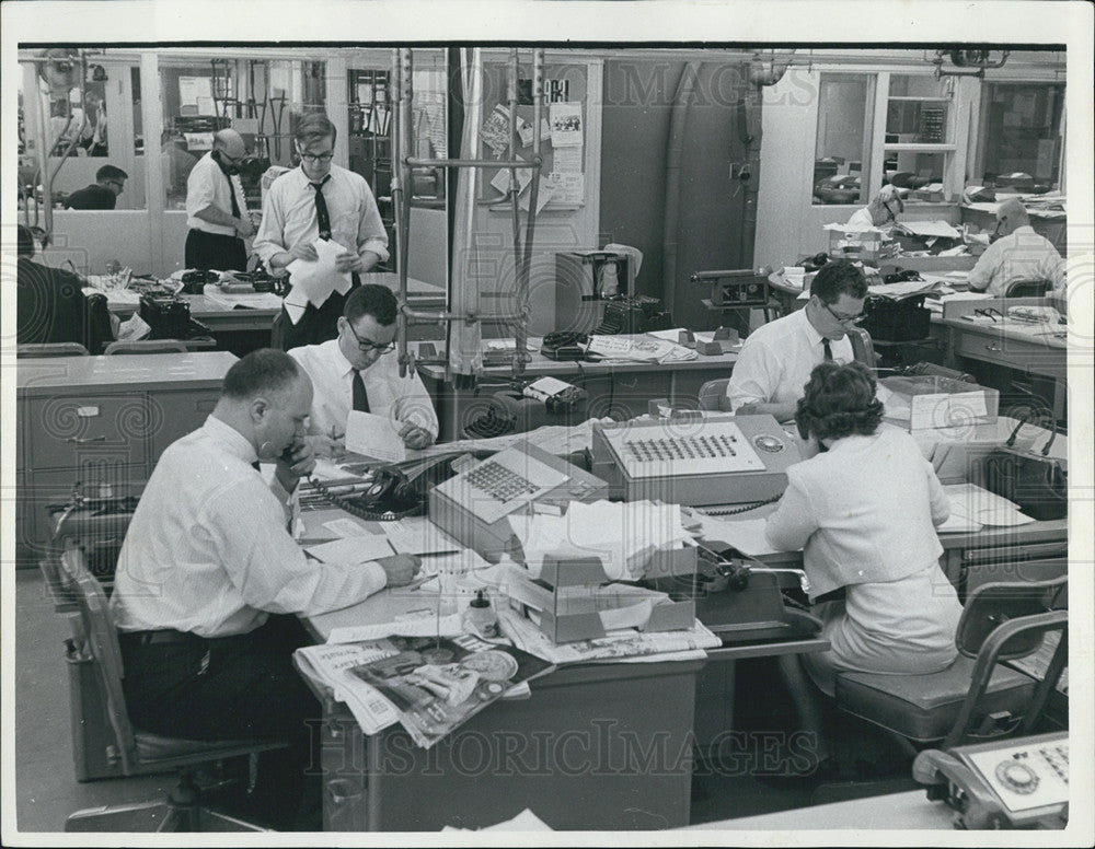 1964 Press Photo City Desk Employees - Historic Images