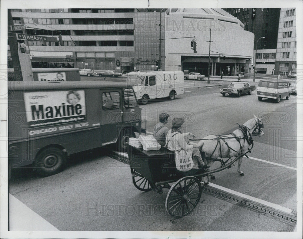 1975 Press Photo Chicago Daily News 1870&#39;s Delivery Wagon Alongside Modern Truck - Historic Images