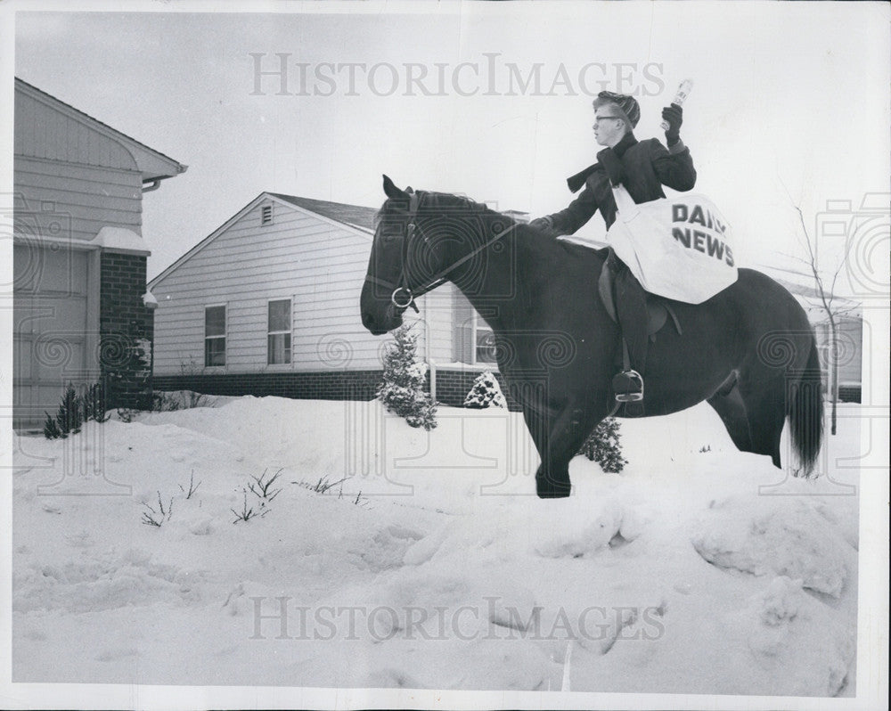 1960 Press Photo Daily News Carrier Lance Henrickson Winston Park Northwest - Historic Images