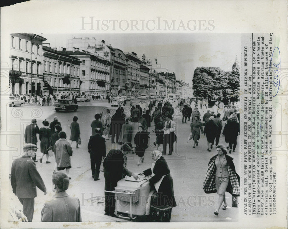 1962 Press Photo Russian Woman, Ice Cream Vendor, Moscow Street - Historic Images