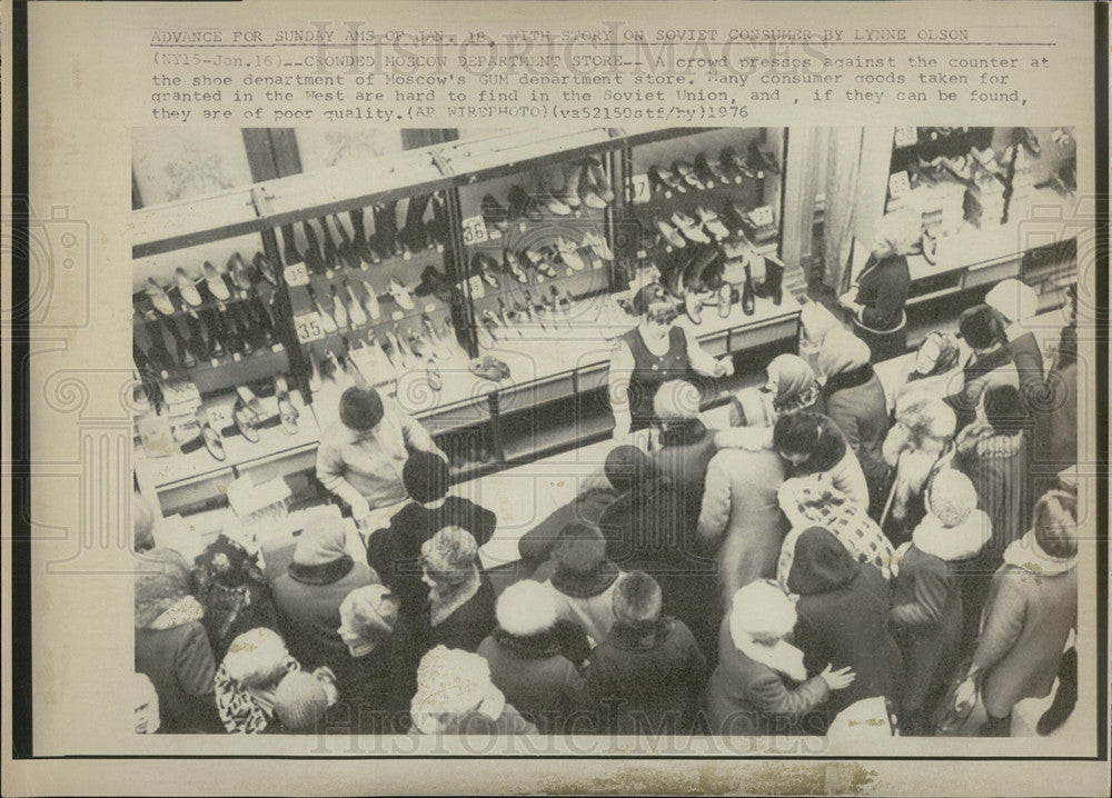 1976 Press Photo Shoppers await assistance at Moscow&#39;s GUM Shoe Store - Historic Images