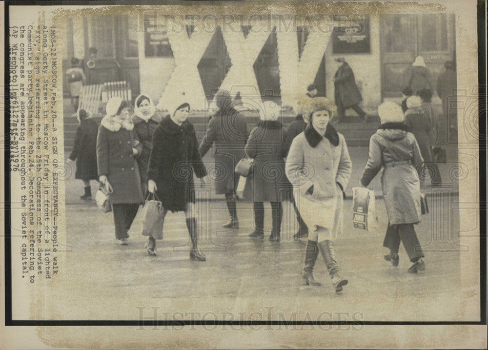 1976 Press Photo People walk along Gorki Street in Moscow - Historic Images