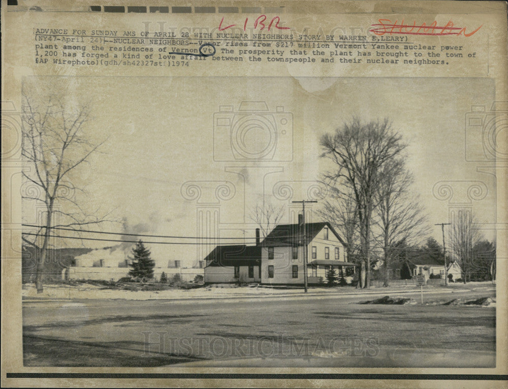 1974 Press Photo  Nuclear Plant Shown Next Door to Residents of Vernon, Vermont - Historic Images