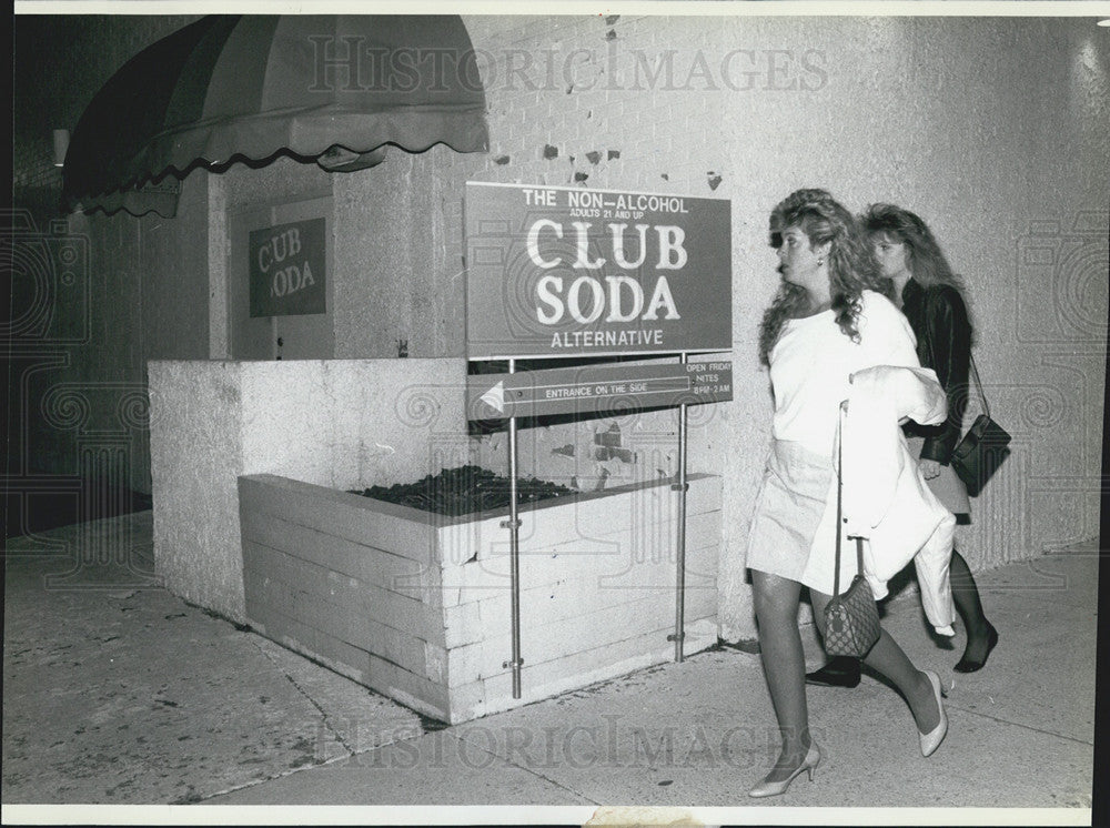 1989 Press Photo Non-Alcohol Club Soda, Waterbury - Historic Images