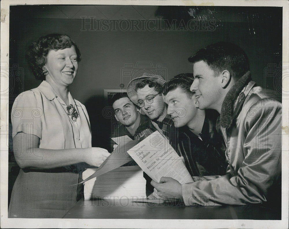 1951 Press Photo Students pick up applications for Draft cards - Historic Images