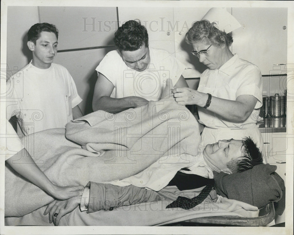 1956 Press Photo Clyde Richards American hospital - Historic Images